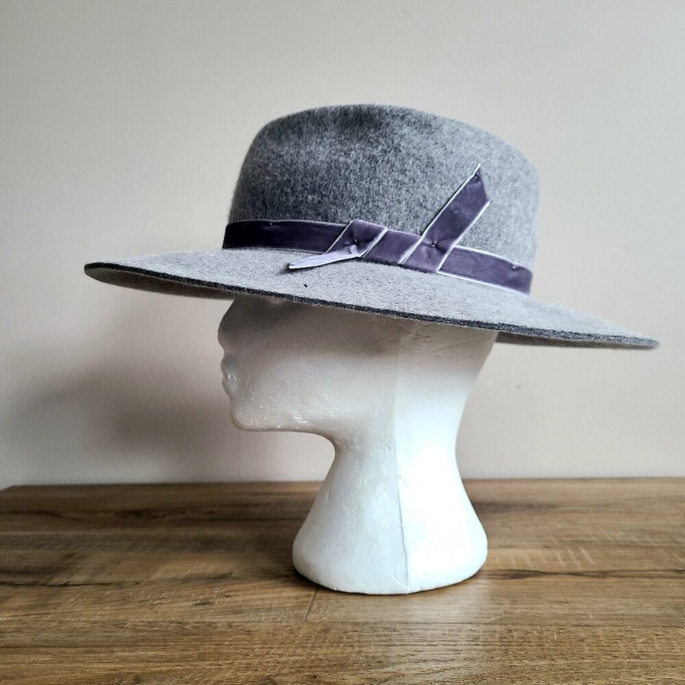 New with tag GAP gray fedora hat with velvet band. M/L